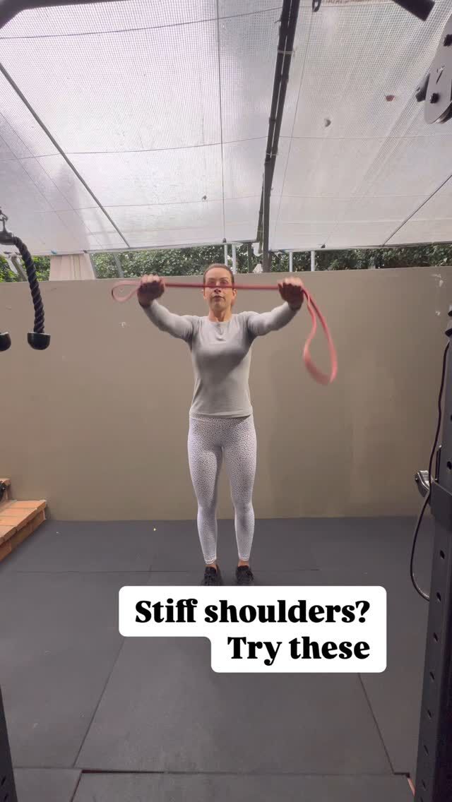 Stiff shoulder after a workout or trouble getting into comfortable overhead position? Try these first👆🏼they work like a charm every time. Happy training 🙂
.
.
.
#shouldermobility #stiffshoulder #shoulderrecovery #fitfam #upperbodystrength #pt